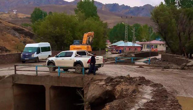 Şiddetli sağanak sele yol açtı