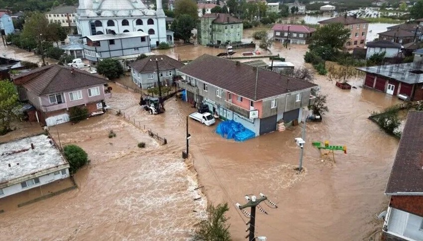 Sakarya sağanak yağışa teslim oldu