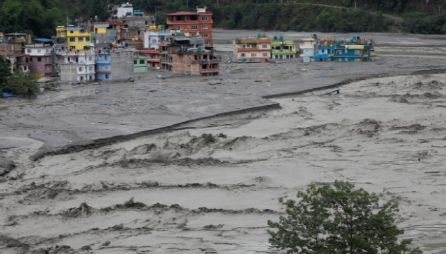 Nepal'i vuran sel ve heyelanda bilanço ağırlaşıyor: 77 ölü