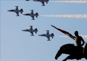 İzmir semalarında heyecan veren kurtuluş gösterisi