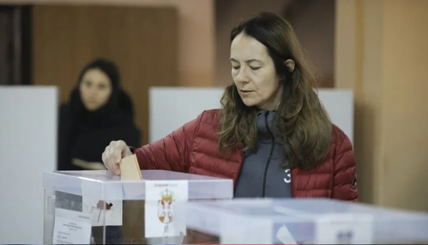 Sırbistan'da erken genel seçim başladı