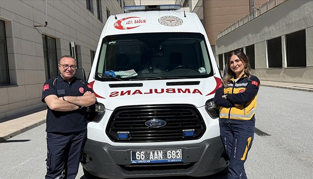 Acil tıp teknisyeni çift, hastaların yardımına koşuyor