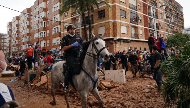 İspanya'da sel bölgesindeki afetzedeler Kral 6. Felipe ve Başbakan Sanchez'i protesto etti