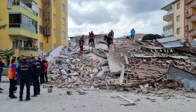 Malatya'da bina çöktü