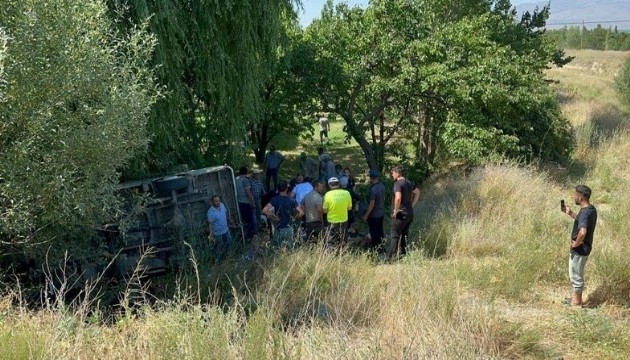 Tarım işçilerini taşıyan minibüs devrildi: Çok sayıda ölü ve yaralı var