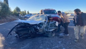 Feci kaza: İki otomobil çarpıştı