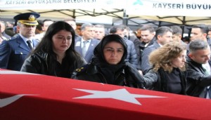 Şehit eşini montuyla uğurladı