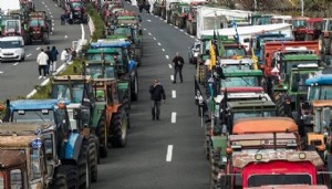 Yunanistan'da çiftçiler yolları kapattı