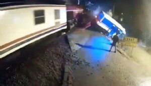 Tren minibüse çarptı