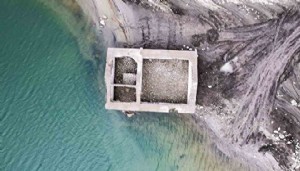 Baraj suları çekilince gün yüzüne çıktı