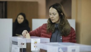 Sırbistan'da erken genel seçim başladı