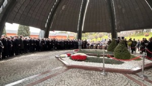 Turgut Özal kabri başında anıldı