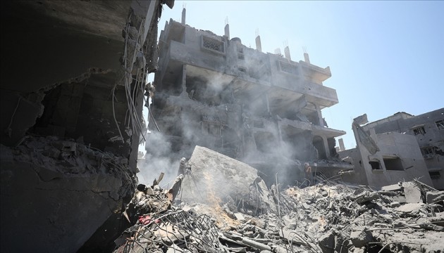 İsrail, Gazze'de binaları hedef aldı