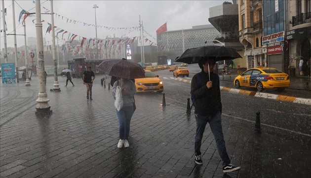 İstanbul'u fırtına ve yağmur vurdu!