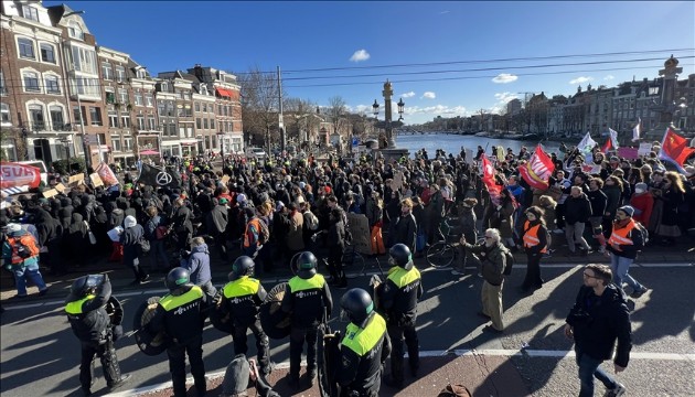 Amsterdam’da konut sıkıntısı ve yüksek kiralar protesto edildi