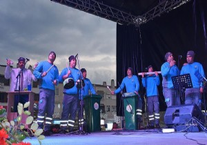 Çöpten topladıkları atıklarla konser verdiler