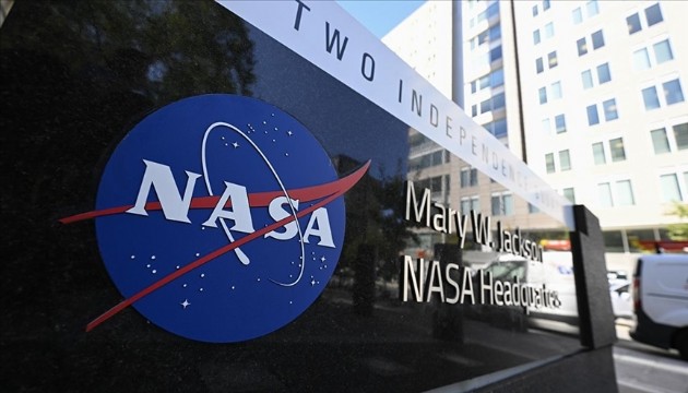 NASA, aya astronot gönderiyor