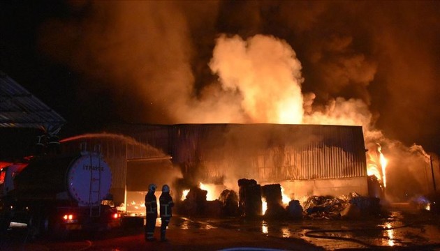 Adana'da geri dönüşüm fabrikasında yangın çıktı