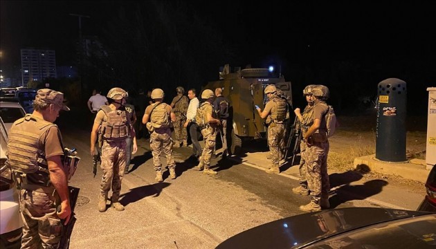 Mersin'de polisevine silahlı saldırı: 2 yaralı