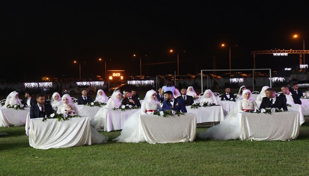 Hatay'da depremzede 100 çift için toplu nikah töreni yapıldı