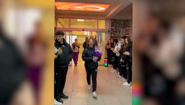 Tuba Bade'ye çiçekli karşılama