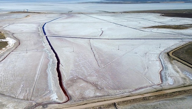 Kuruyan gölden geriye tuz tabakası kaldı