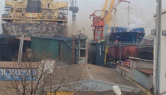 Tuzla'da tersanede yangın çıktı
