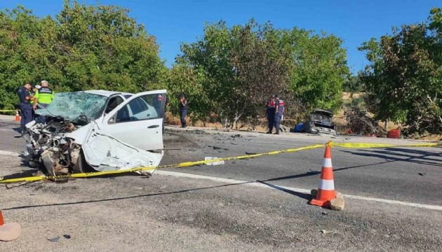 Manisa’da iki otomobil çarpıştı, araçlardan biri alev aldı