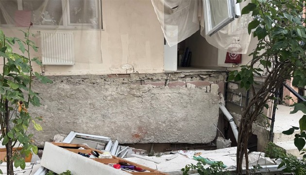 Avcılar'da 6 katlı binanın balkonu çöktü
