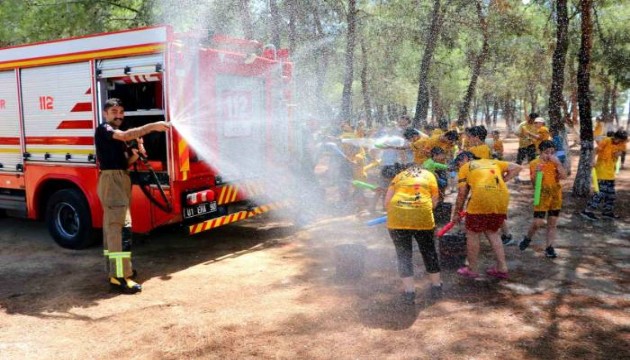 Sıcaktan bunalan çocukları itfaiye erleri kurtardı