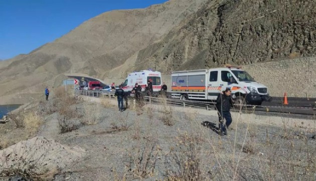 Baraj gölüne araç uçtu