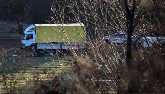 Terkedilmiş bir kamyonda 18 göçmen ölü bulundu