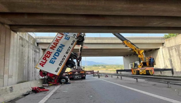 Feci kaza: Kamyon köprüden düştü