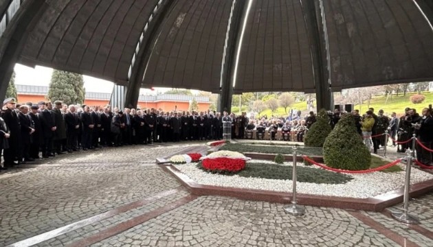 Turgut Özal kabri başında anıldı