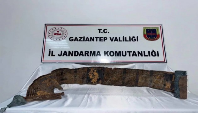 Piton derisine İbranice yazmalı tarihi eser yakalandı