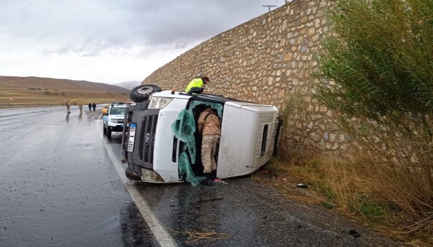 Yolcu minibüsü devrildi: 14 yaralı