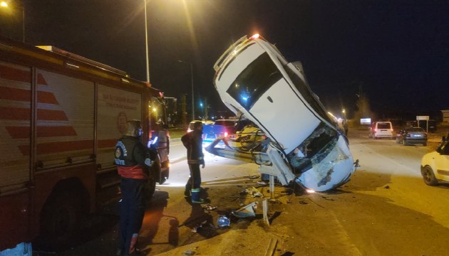 Bariyere çarpan araç dik şekilde asılı kaldı!