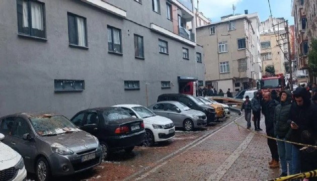 İstanbul'da binaya yıldırım isabet etti