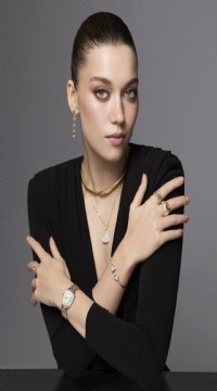 Afra Saraçoğlu marka yüzü oldu!