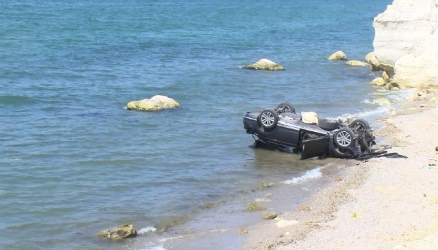 Haciz borçlarına sinirlendi, otomobilini uçurumdan attı