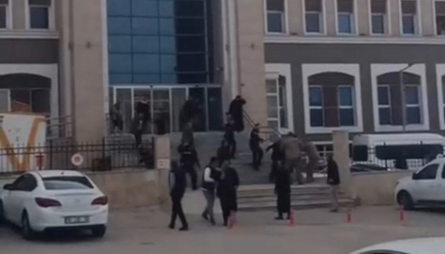 Şanlıurfa'da adliye önünde husumetli aileler arasında kavga