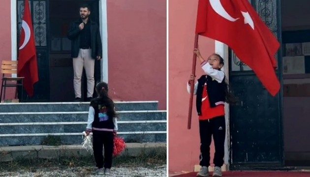 Konya'daki bir okulda iki kişi 29 Ekim'i kutladı