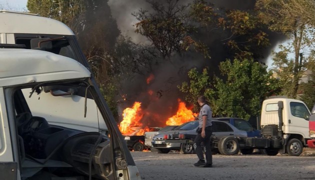 Ankara'da otoparkta çıkan yangında 5 araç kullanılamaz hale geldi