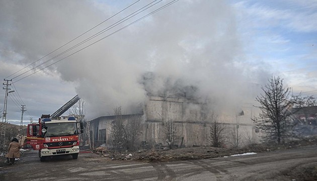 Ankara'da 3 katlı iş yerinde yangın