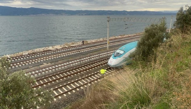 Yüksek hızlı trenin çarptığı yaya hayatını kaybetti