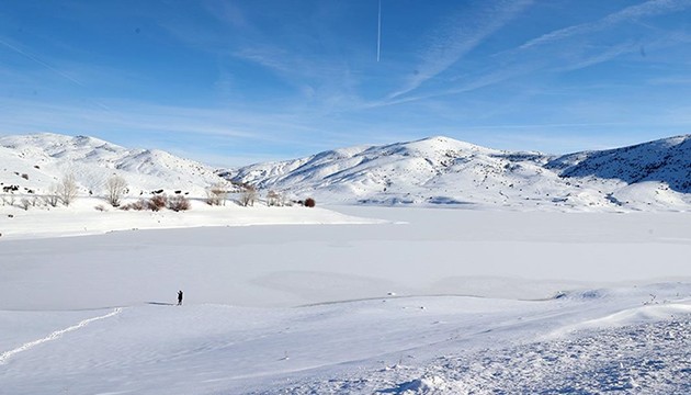 Yıldız Göleti buz tuttu