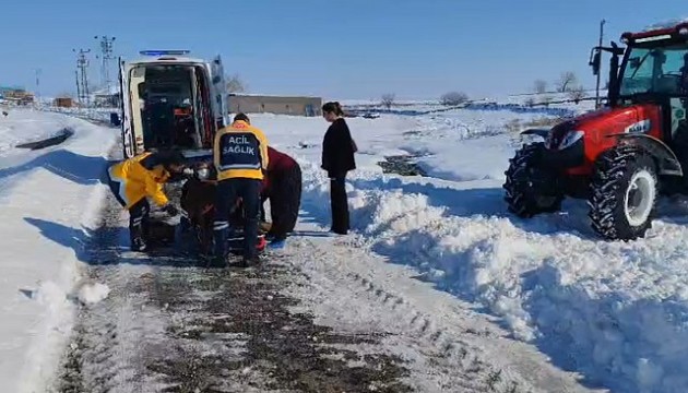 Yolu kapanan mezradaki hastaya traktörle ulaştılar