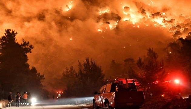 Yunanistan'da yangın sürüyor