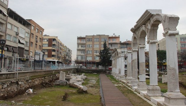 Antik şehirle modern şehir iç içe