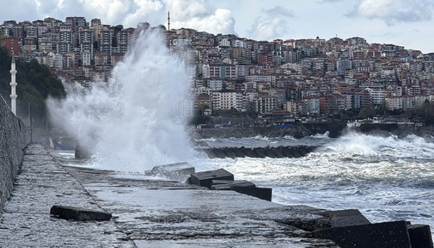 Dev dalgalar 7 metreyi aştı